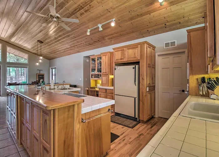 Holiday home Yard, Grill & Games: Spacious In Lakeside!