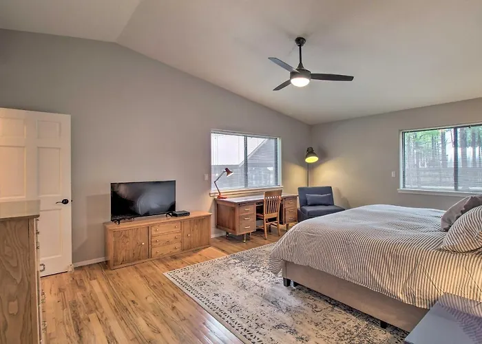 Yard, Grill & Games: Spacious In Lakeside!