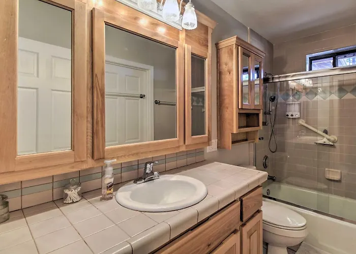 Holiday home Yard, Grill & Games: Spacious In Lakeside!